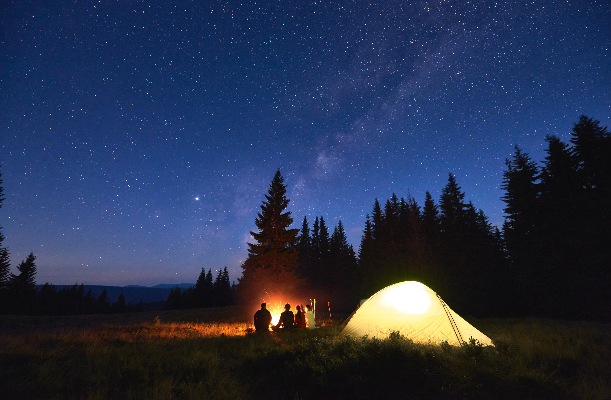 Lagerfeuer am Abend vor dem Camper