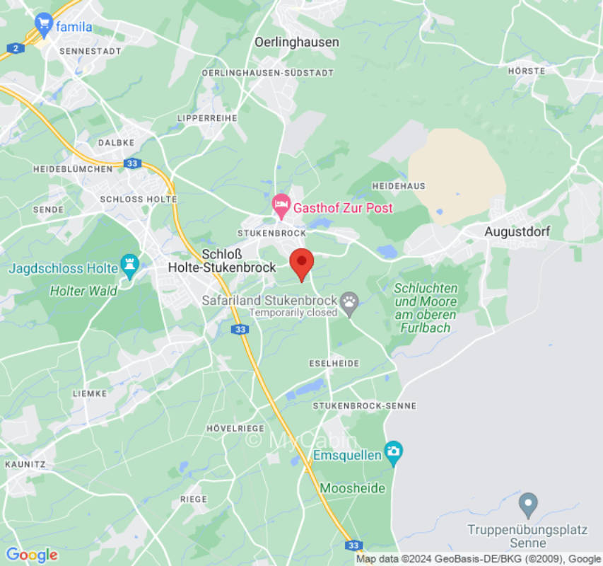 Große Wiese mit Waldstück Nähe vom Safaripark