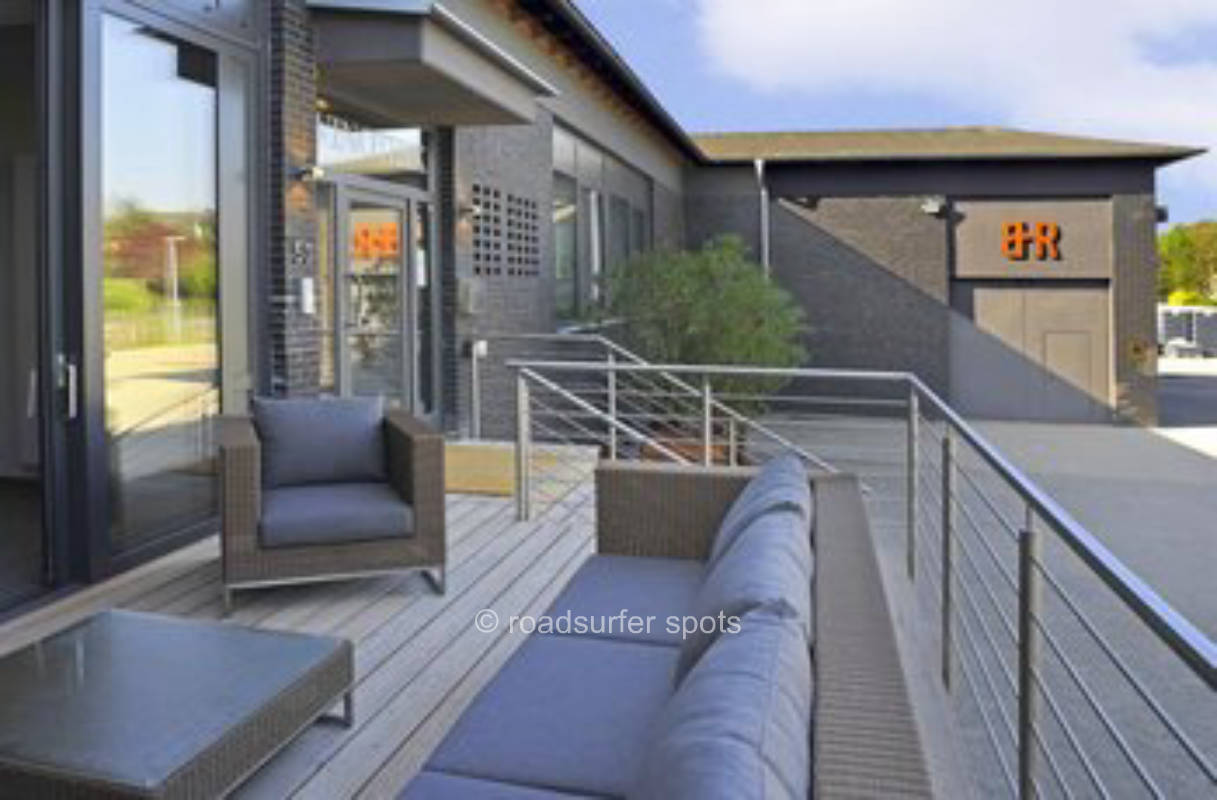 Wiese an der Kellerei des Weinguts Balthasar Ress