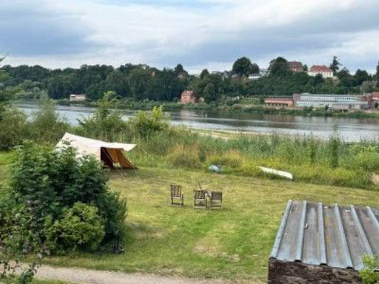 Campsite for cyclists right on the Elbe