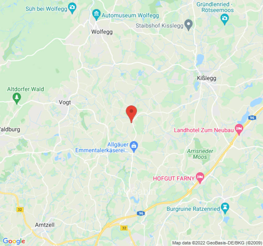 Stellplatz mit Bauwagen am Fluss