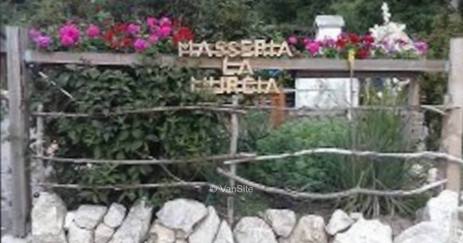 Campen in der freien Natur, / Pferdehof masseria la Murgia