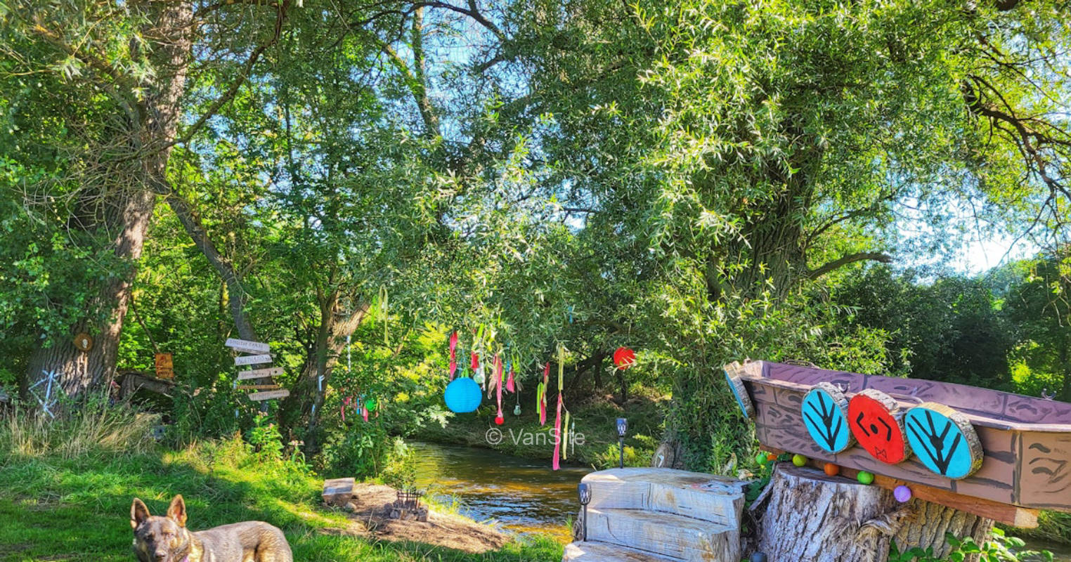 Walhalla - Uriger Einzelplatz - Bach Strand & Wasserfall