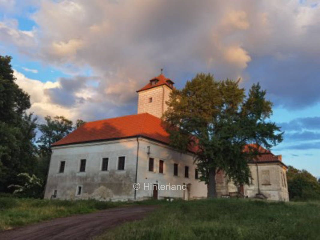 Peaceful spot next to the Chateau and river Elbe