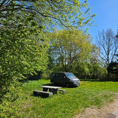 Relaxed parking spot near the Baltic Sea – surrounded by greenery