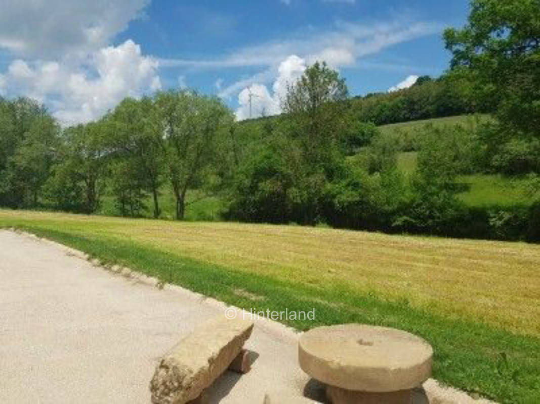 Befestigter Platz im Enztal mit Zugang zur Enz