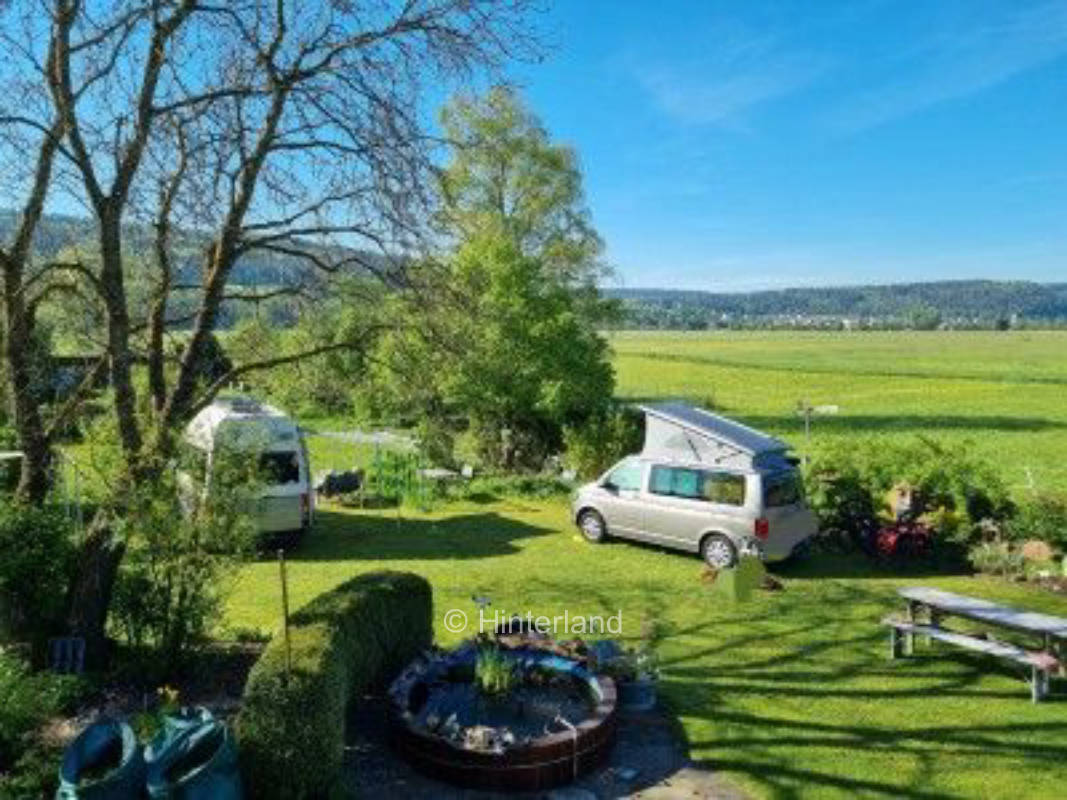 Gartenplatz mit Ausblick über Wiese am Donauradweg