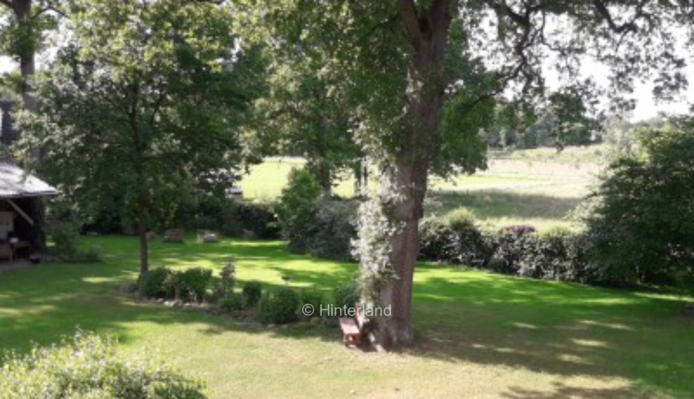 Camping auf der Wiese im Garten