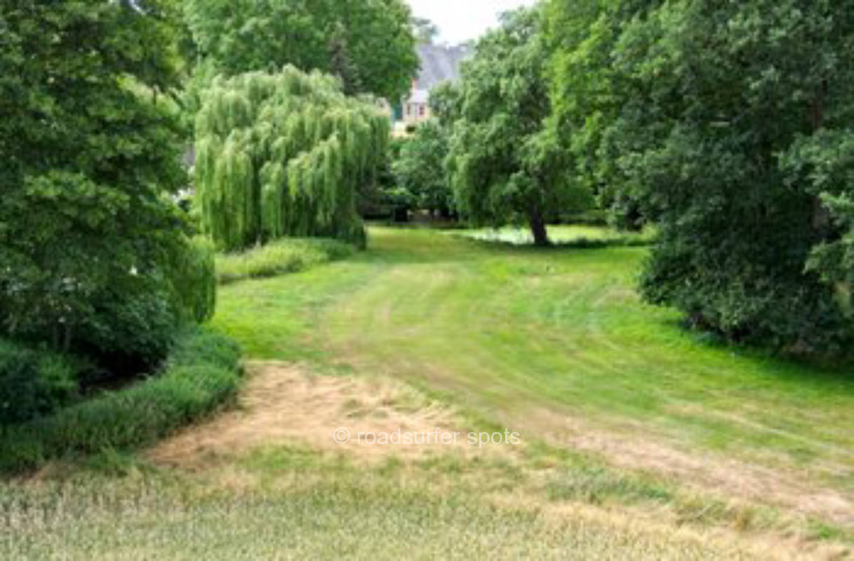 Idyllische Camping Stellplätze im Gutspark