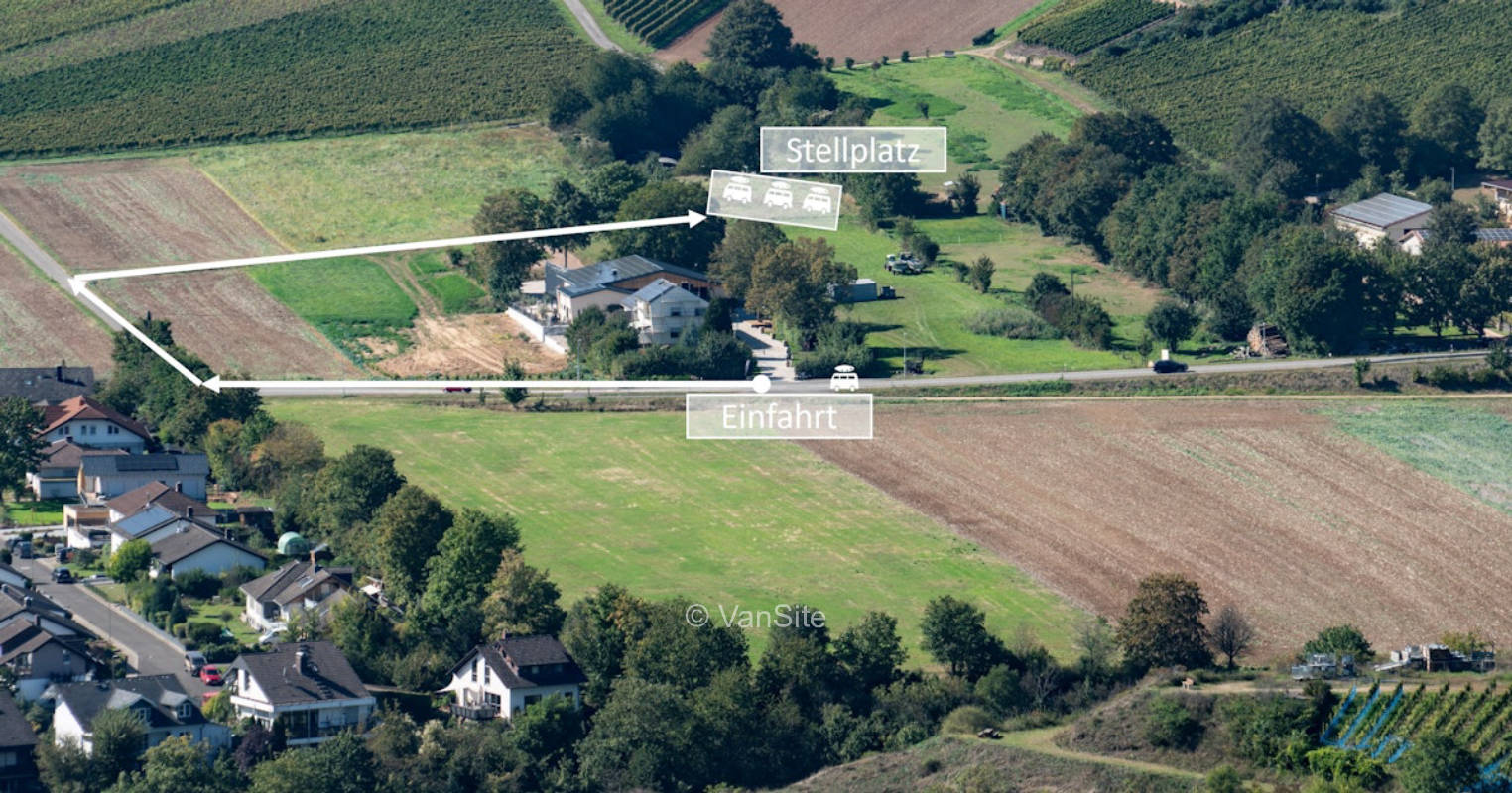 Wiese am Weingut Traumblick auf Weinberge und ins Nahetal