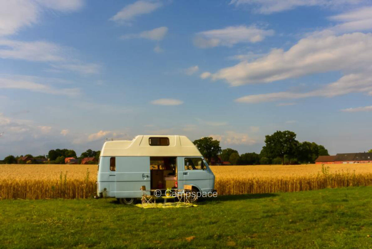 Dorf Idyll und Cafe mit antikem Trödel (Campspace 5676)