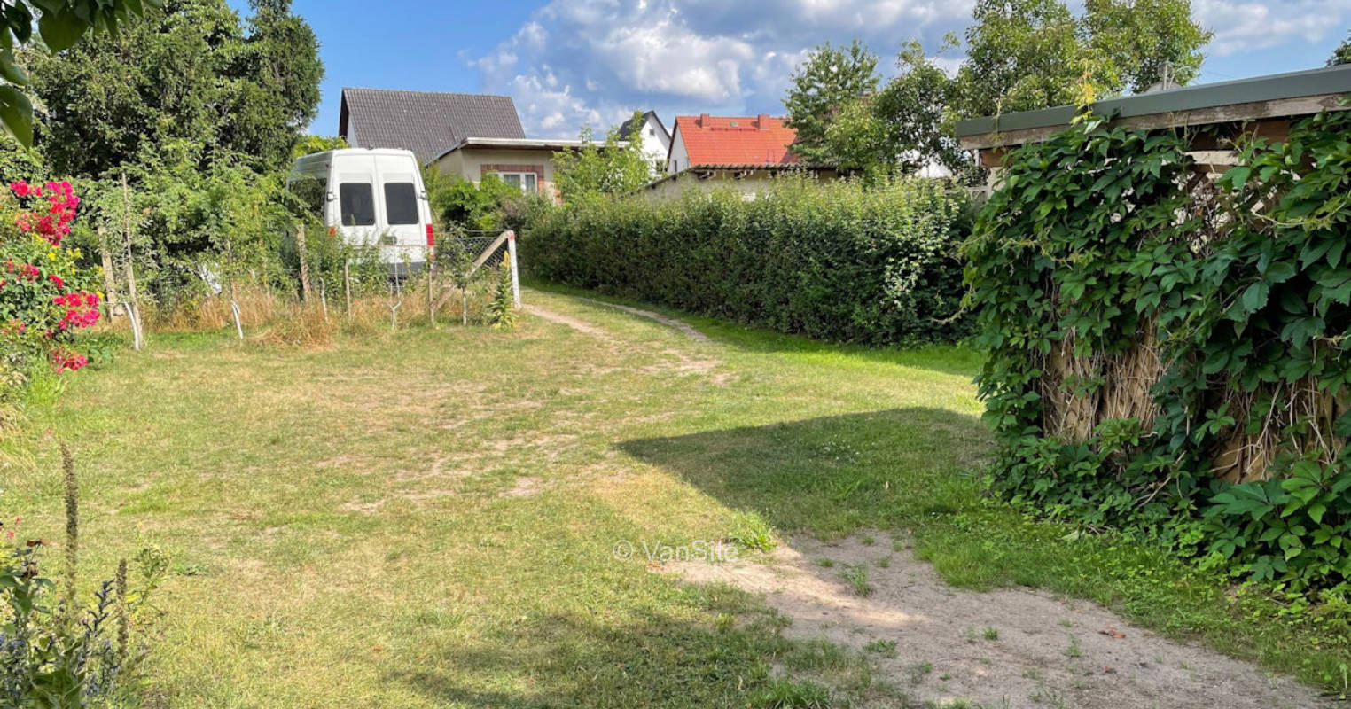 Ruhige Wiese auf unserem Grundstück direkt am See