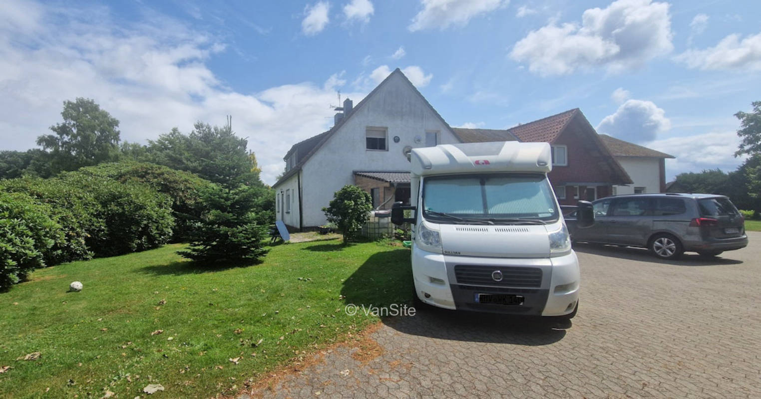 Hof Platz, bitte bei Buchung kurze WhatsApp. Danke