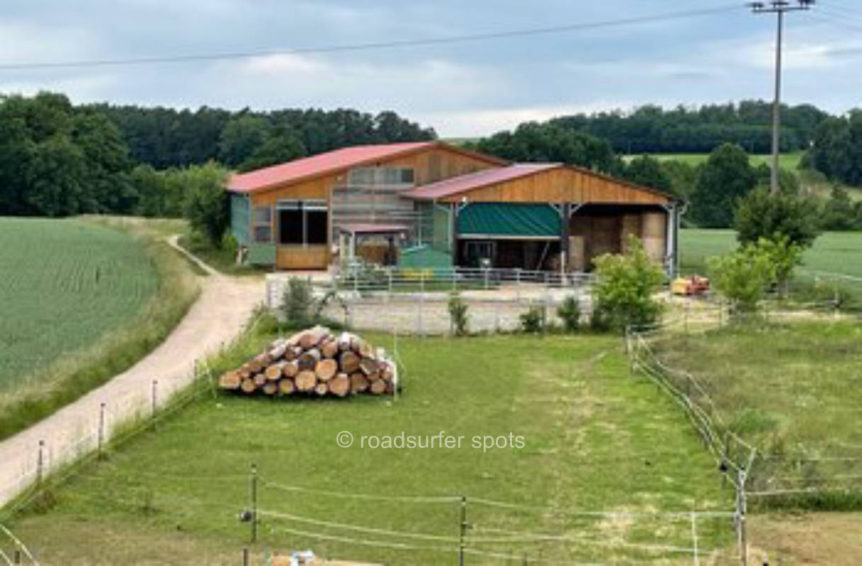 Campen neben der Pferdekoppel