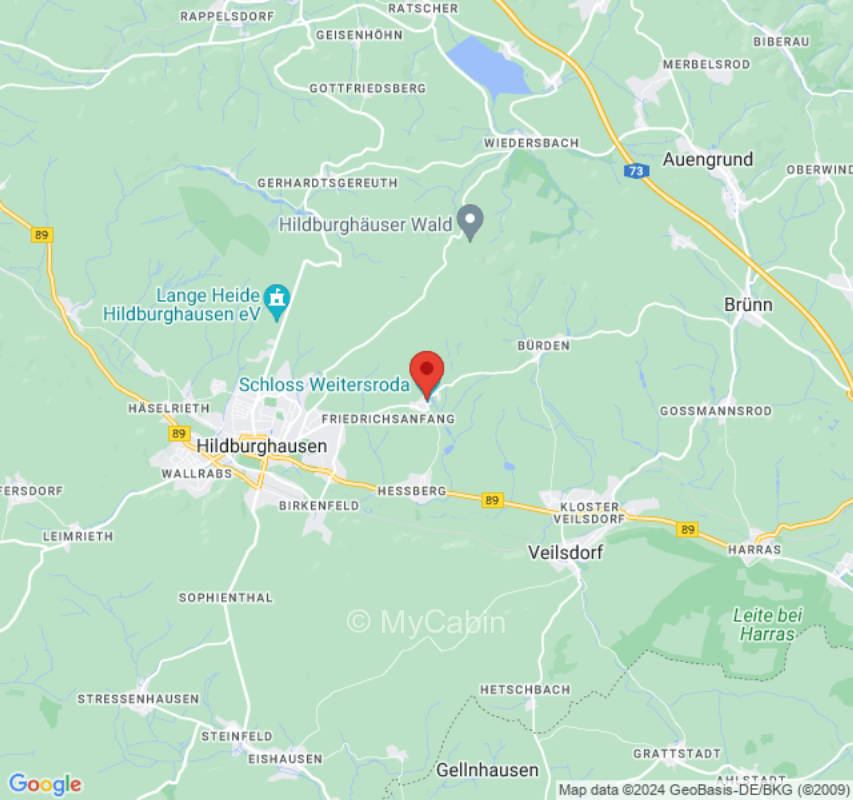 Vor dem Schloss unter Bäumen in einem kleinen Dorf