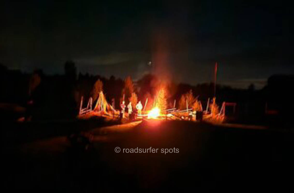 Camping bei Rentier, Husky und Adler