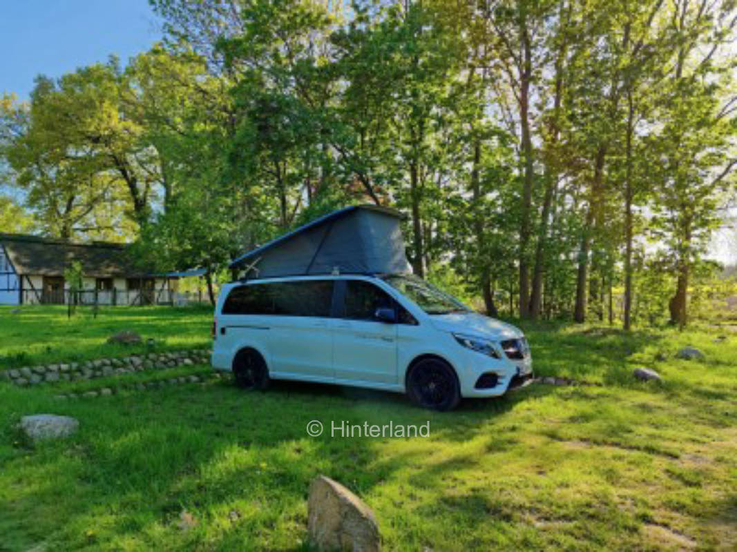 Stellplatz auf der Wiese am Reetdachhaus 