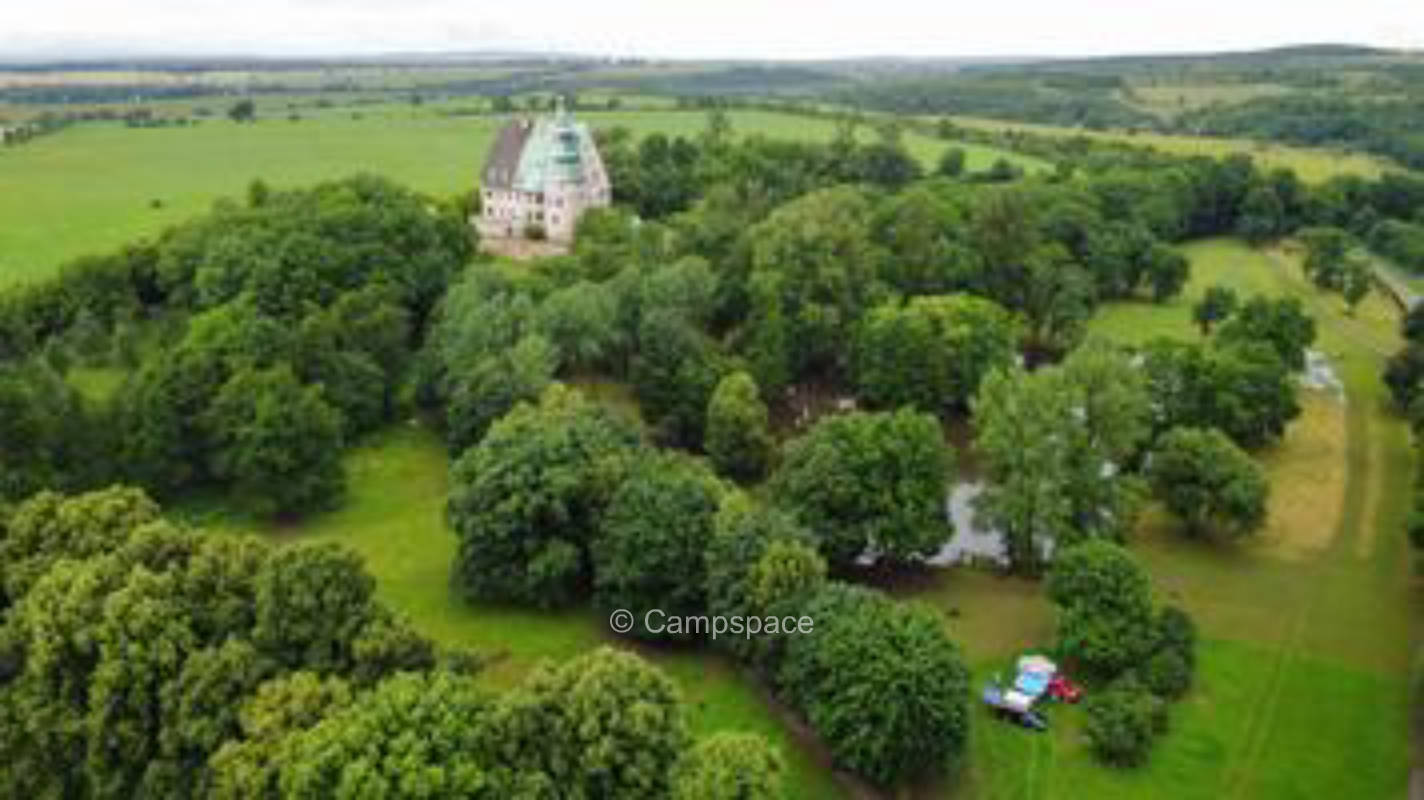 "Like wild" camp in the castle park with Transylvanian flair