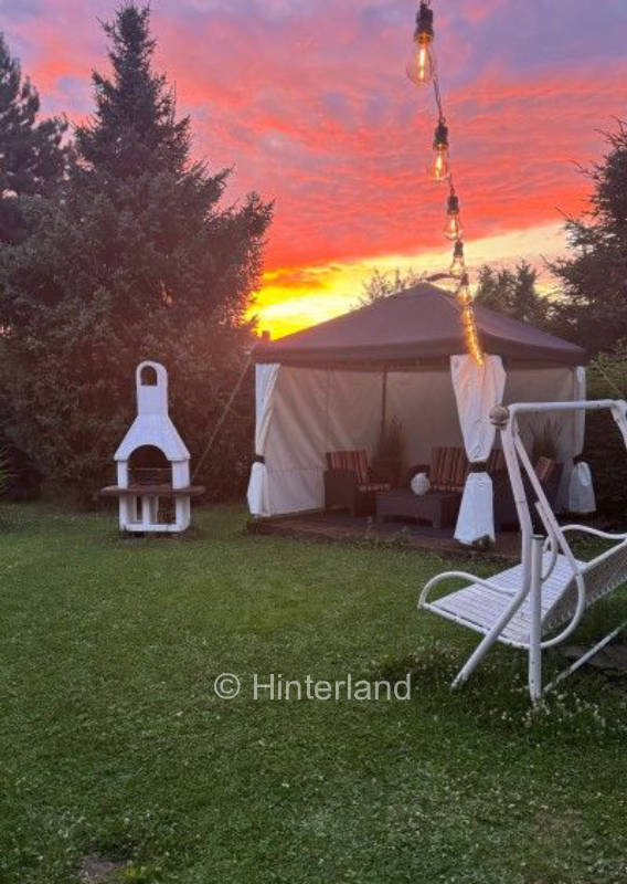 Großzügiger Stellplatz im ebenen Garten