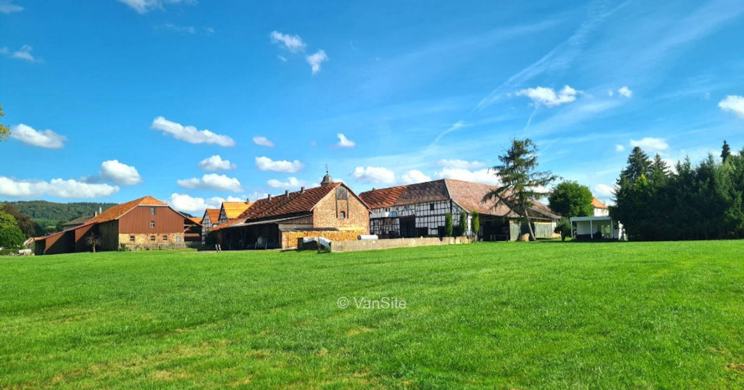 Ehemaliger Gutshof mit Wiese u. Bächlein Nähe A7