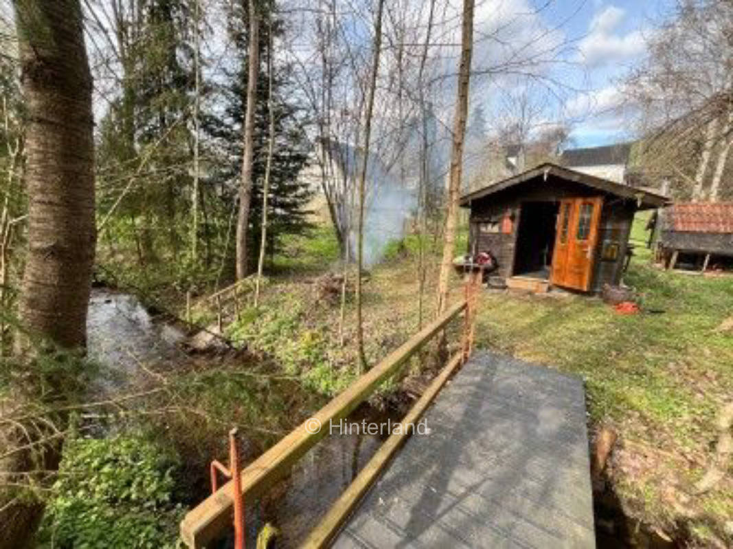 Stellplatz am Bach mit Grillstelle und Hütte 