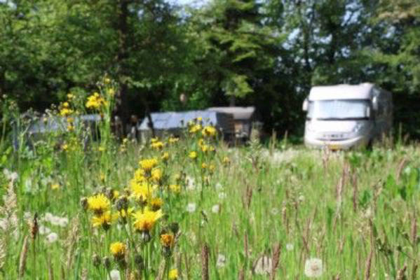 Gartenparadies inmitten von Feldern und Wiesen