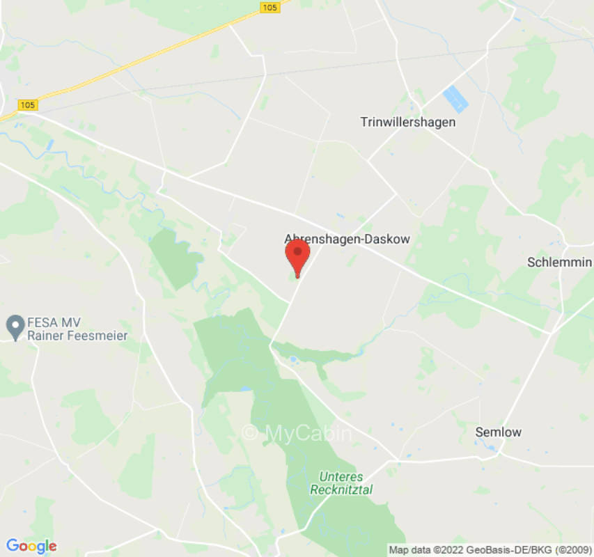 Englischer Garten mit Bäumen und Schafen