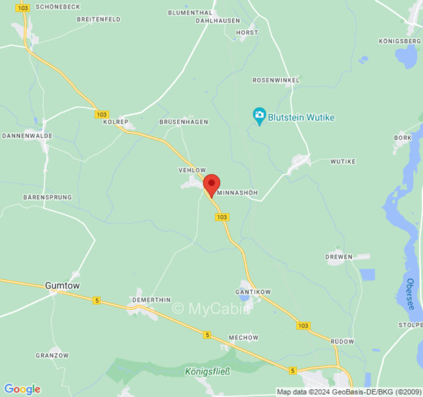 Idyllischer Platz an Feldkante mit weitem Blick