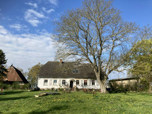 Former farmhouse casabandow