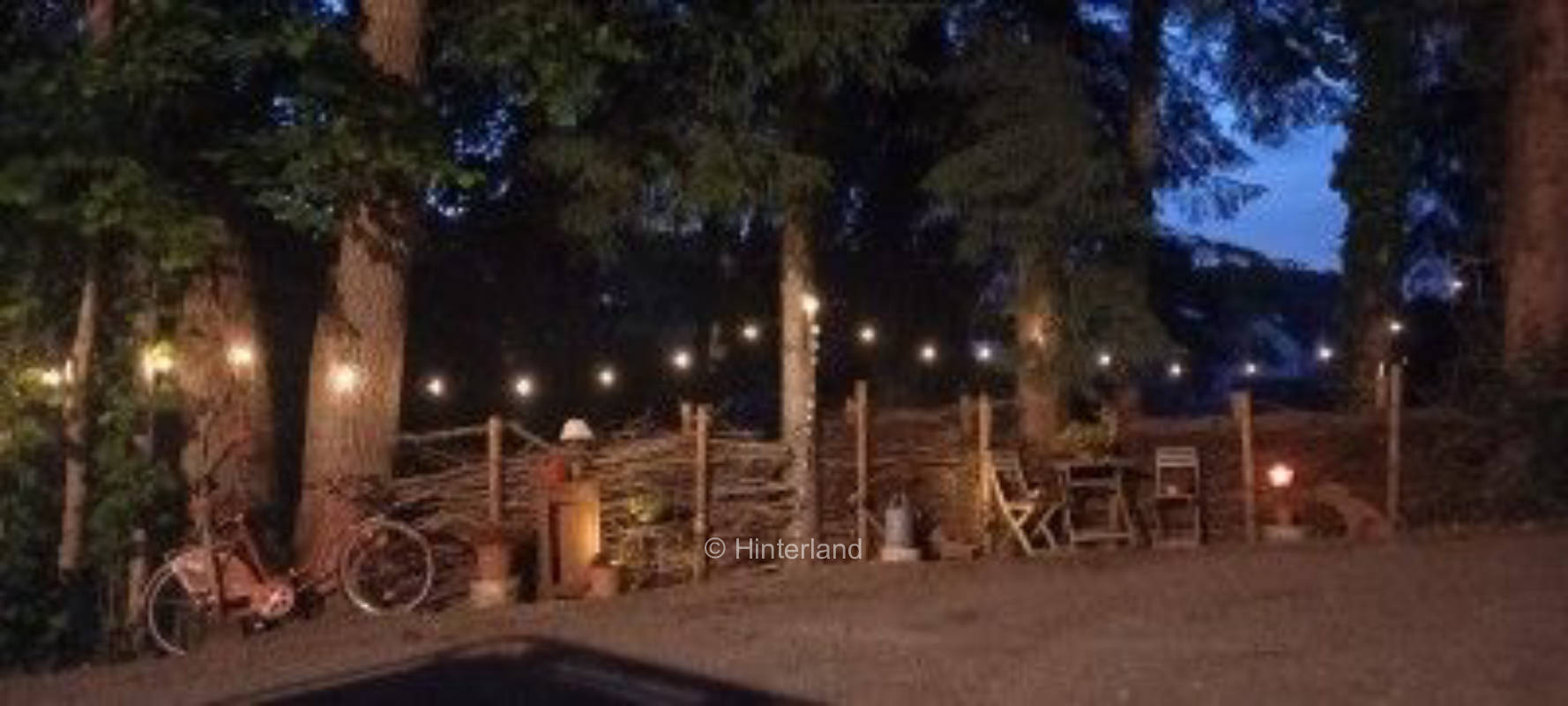 Idyllische Wiese am Bach mit Ausblick und Hütte