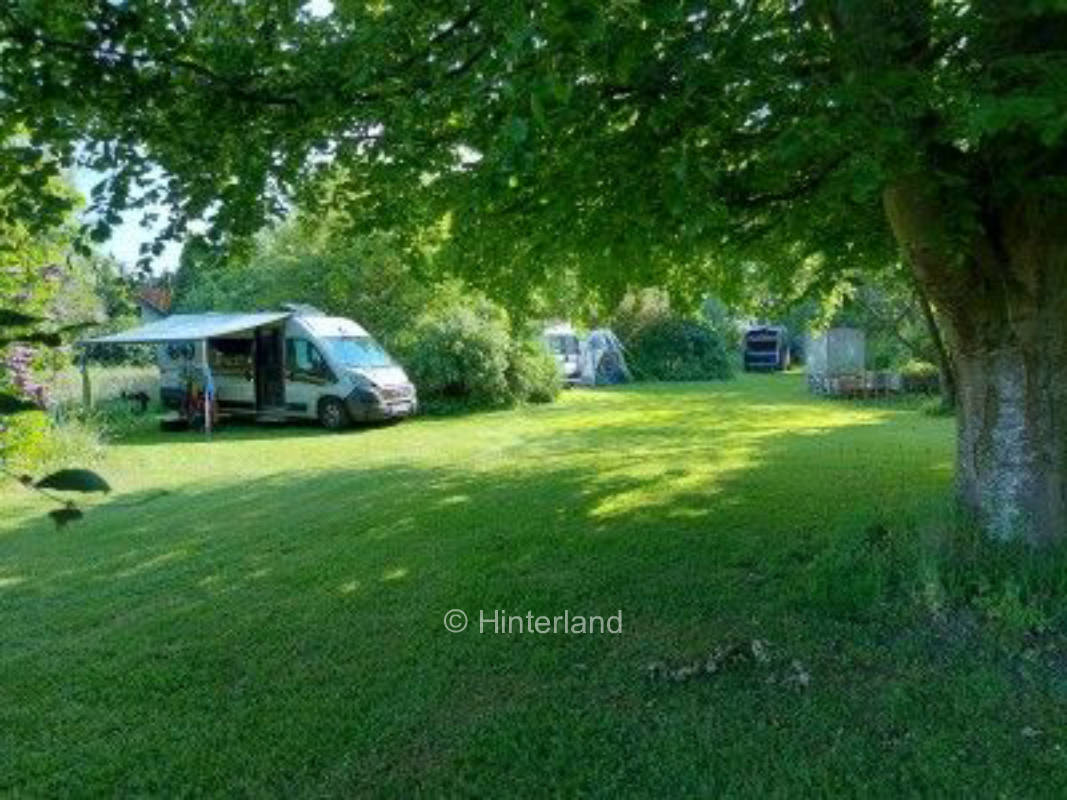 Mitten in der Natur zwischen Wald und Wiesen