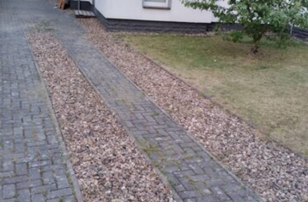 Nette Einfahrt mit Familienanschluss