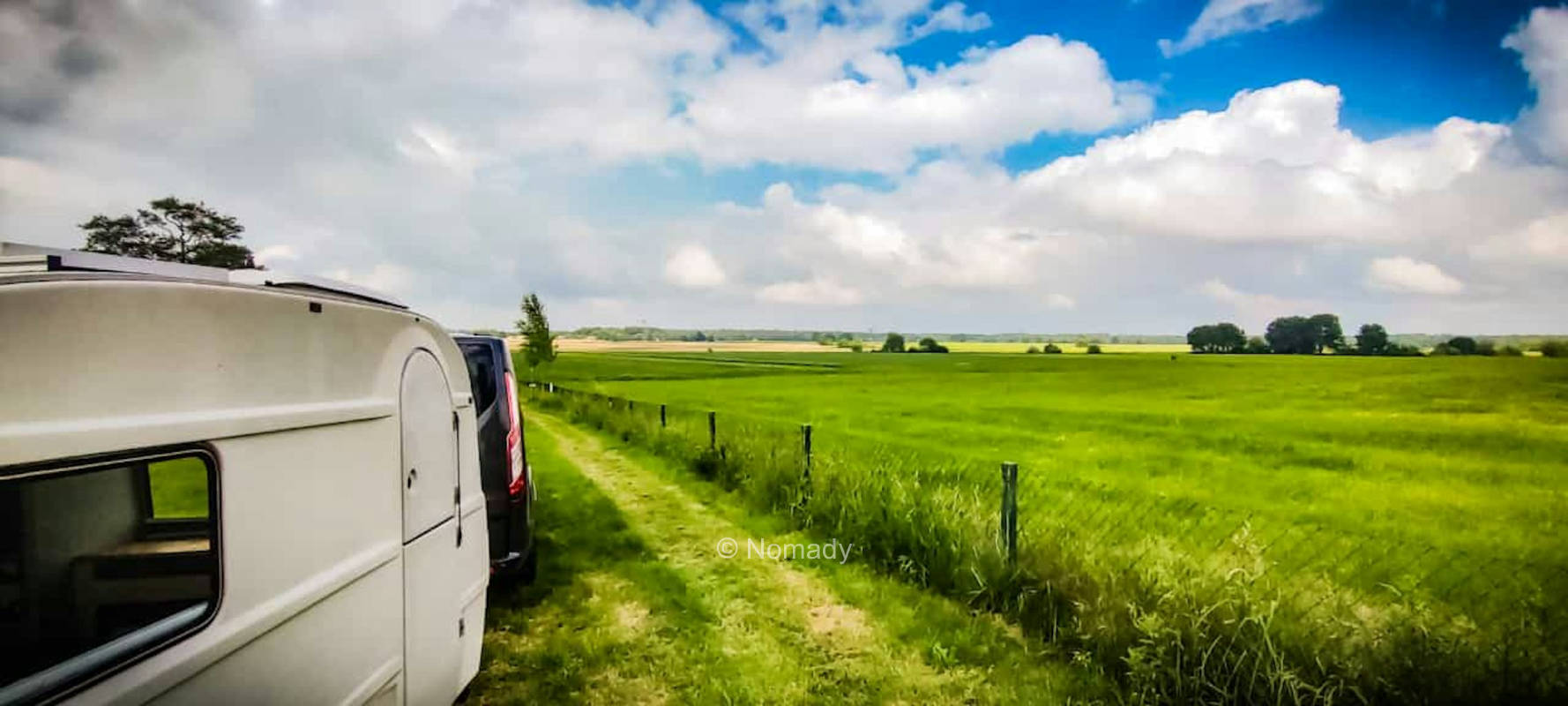 Idyllische Wiese an der Rösterei