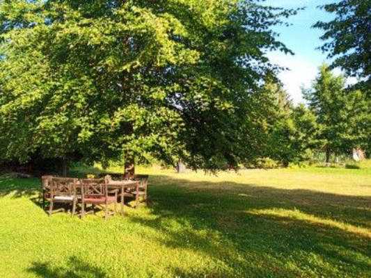 Sichere Wiese am Stadtrand