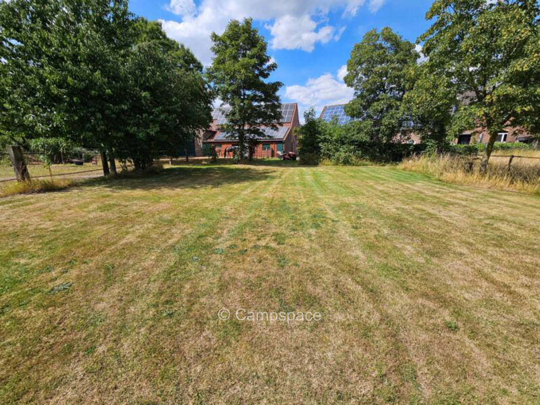 Wiesen-Stellplatz auf Bauernhof, mit Blick auf Pferdewiese.