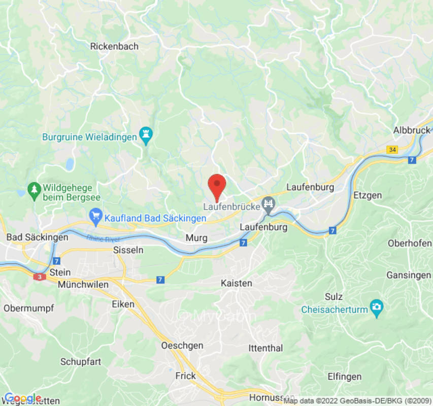 Grünes Grundstück in der Dorfmitte