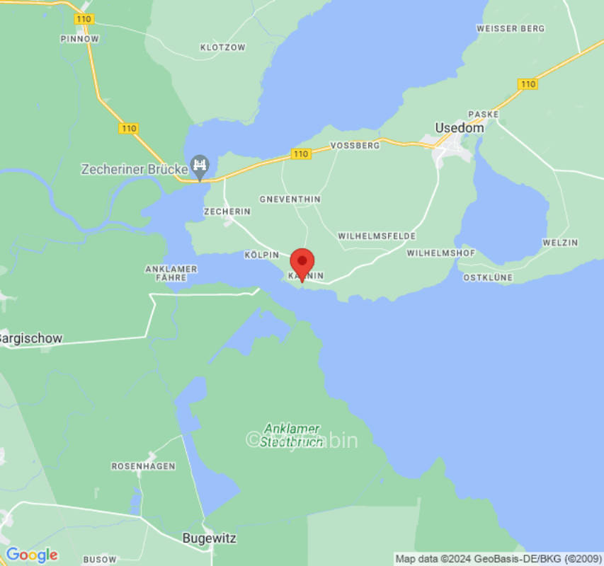 Gartenwiese  an kleinem Naturhafen