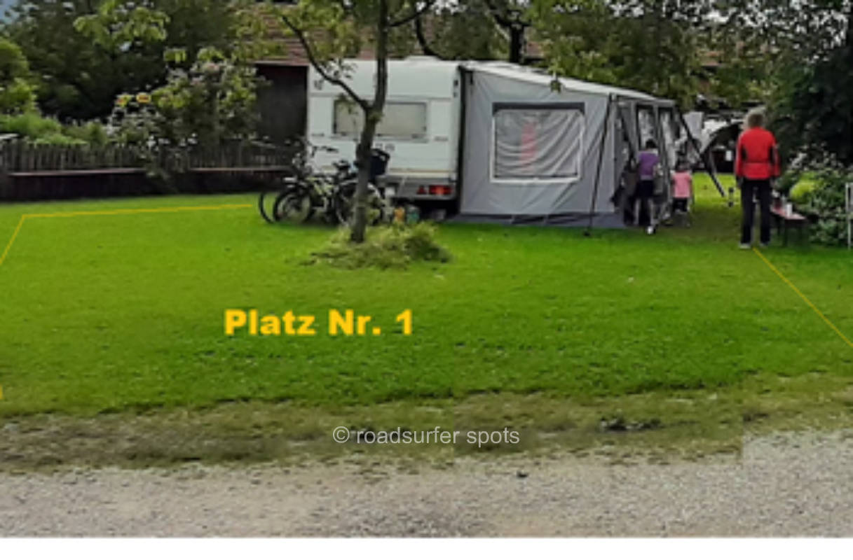 Wiesen Camping unter Bäumen für große Camper