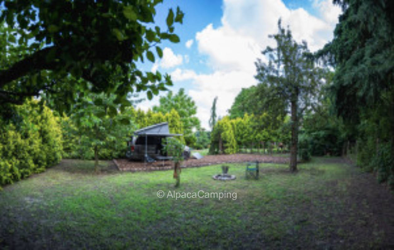 Stellplatz auf großem Privatgrundstück mit wunderschönem Garten