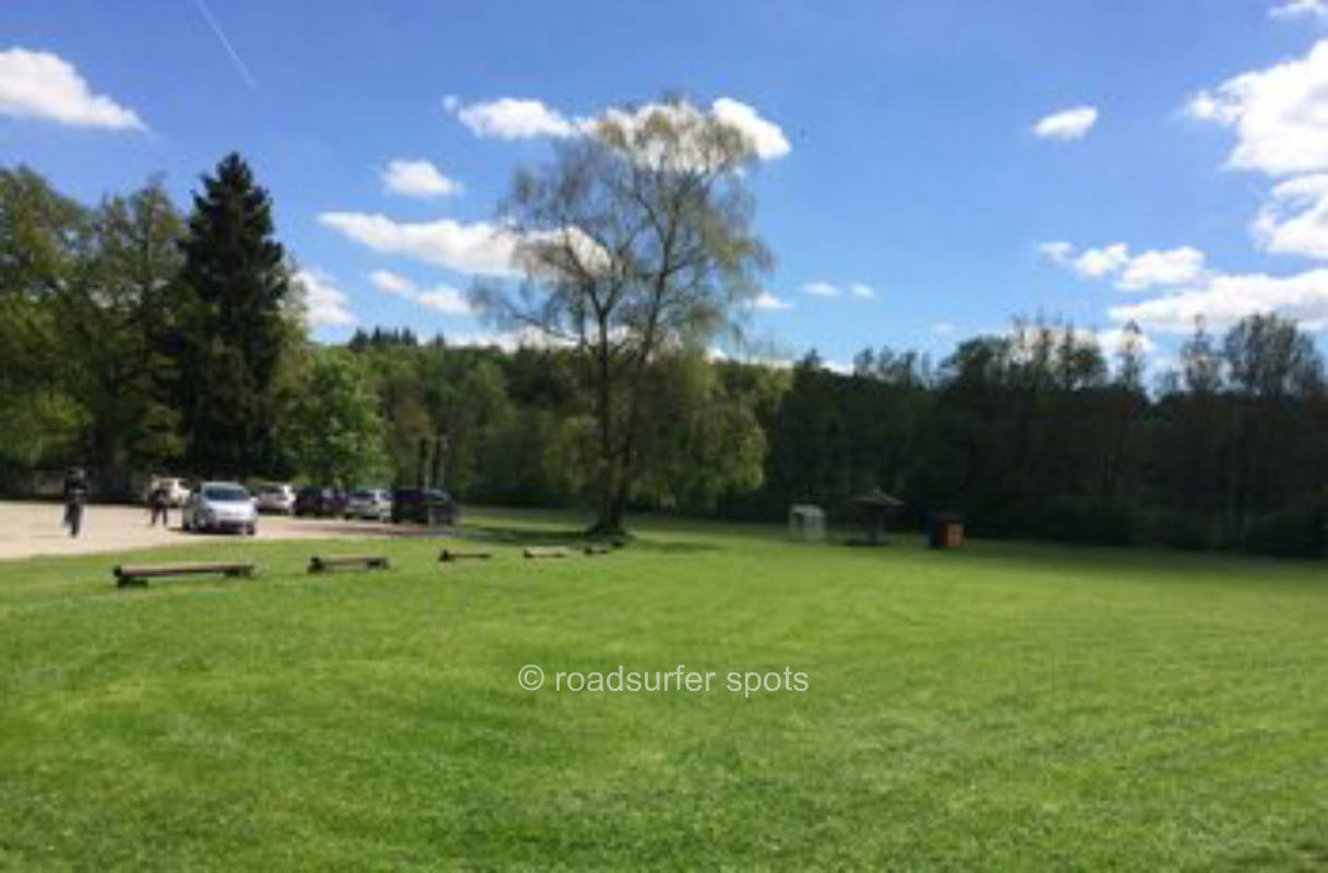 Schönes Plätzchen an der Wiese, direkt am Fluß