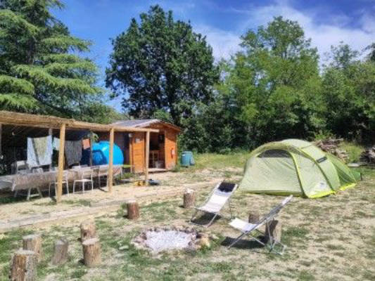 Campeggio selvaggio sulle colline vicino a Bologna