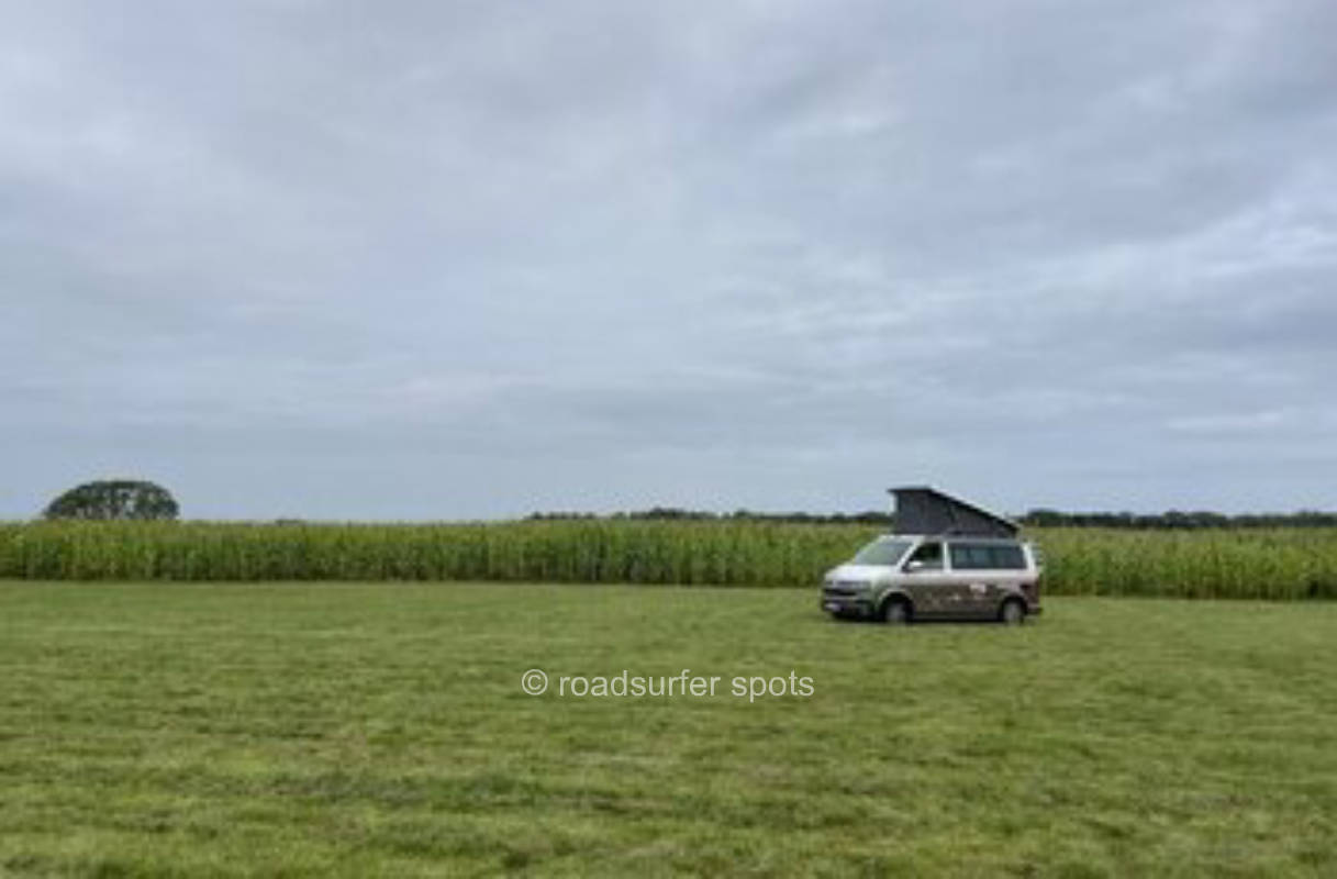 Camping auf der Wiese nahe der Ostsee