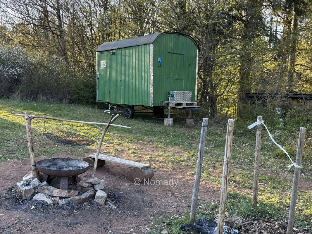 Forstwagen im Trekkingcamp am Waldrand