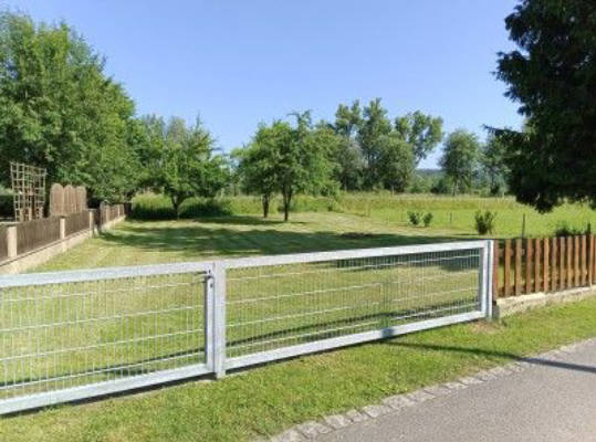 Quietly located meadow property near the Danube