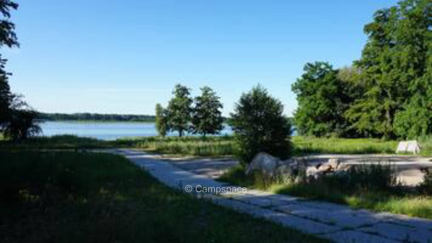 Dreamlike place directly at the Oderberger lake