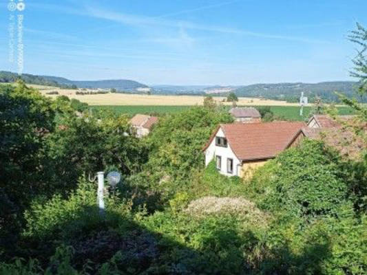 Eine ruhige kleine Wiese zum Zelten