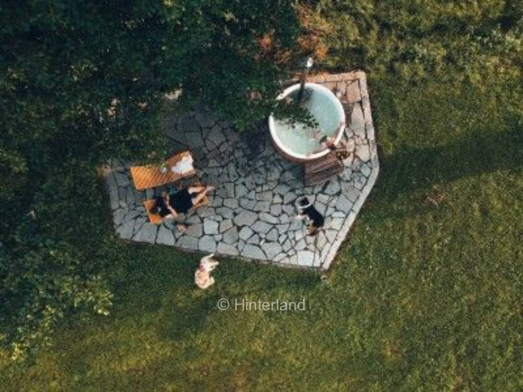 Wiese mit Sauna, Hot Tub und Weiher-Terrasse