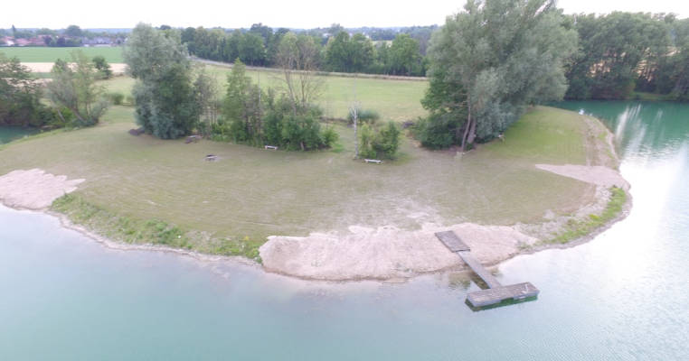 Grüne Wiese am See II