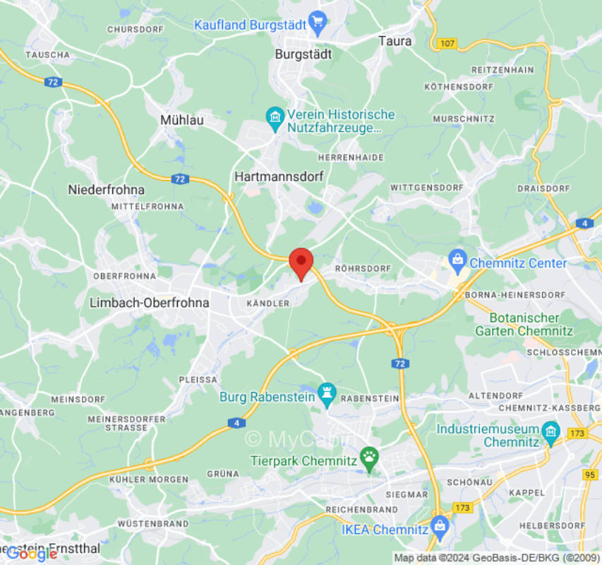 Sichere Wiese mit Naturteich