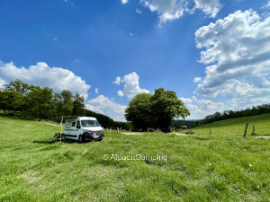 Idyllischer Wohnmobilstellplatz auf einer grünen Wiese mit einem fantastischen Weitblick #1